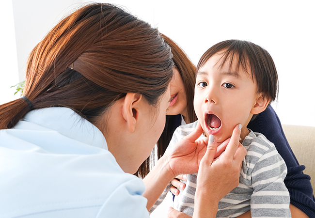 歯科検査を受けるこども