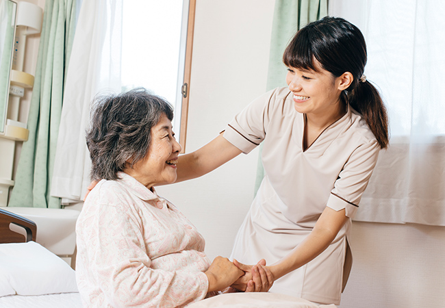 訪問歯科診療を受ける女性